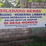 Warga pasang spanduk protes atas bau menyengat limbah bahan beracun.