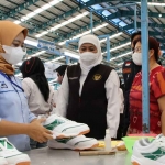 Gubernur Khofifah saat meninjau pekerja di pabrik sepatu.