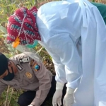 Petugas dari Polsek Kerek bersama tim medis setempat saat berada di lokasi yang dimaksud untuk melakukan evakuasi dan olah TKP (tempat kejadian perkara).