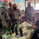 Petugas Dispol PP Gresik saat merazia warung di kawasan Telaga Ngipik, Kebomas.