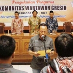 Ketua DPRD Gresik H. Ahmad Nurhamim, Bupati Sambari HR, dan Wabup Moh. Qosim saat menghadiri pengukuhan pengurus KWG periode 2018-2020. foto: ist