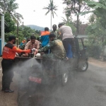 Petugas gabungan dari Koramil dan Polsek Pacitan beserta relawan saat melakukan penyemprotan disinfektan.