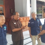 Kepala Bakesbangpol Widarsono (dua dari kiri) bersama petugas BNN saat di pelataran gedung DPRD Trenggalek. Foto: HERMAN SUBAGYO/BANGSAONLINE