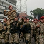 Pangkoarmada II, Laksda TNI Iwan Isnurwanto, usai resmi jadi warga kehormatan Kopaska. Foto: DEVI FITRI AFRIYANTI/BANGSAONLINE
