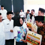 Wali Kota Mojokerto Ning Ita menyerahkan bantuan pendidikan bagi 12 mahasiswa berprestasi, honorarium 116 GTT-PTT, dan BOB Madin Madrasah di Kota Mojokerto. Ia meyakinkan bantuan akan berkelanjutan. foto: YUDI EP/ BANGSAONLINE 