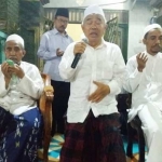 Rais Syuriah PCNU Kota Surabaya KH Mas Sulaiman (paling kiri), Prof Dr KH Asep Saifuddin Chalim, MA (tengah) dan Ketua Tanfidziyah PCNU Kota Surabaya Dr KH Muhibbin Zuhri pada acara Istighotsah dan Renungan Kesadaran menjaga Ahlussunnah Wal-Jamaah di Aula kediaman Prof Dr KH Asep Saifuddin Chalim, MA, Ahad malam (8/4/2019). foto: bangsaonlie.com