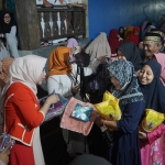 Cawabup Sidoarjo, Hj Mimik Idayana saat membagikan kerudung gratis ke emak-emak