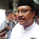 Gus Ipul memberikan keterangan kepada awak media. foto: AKINA/ BANGSAONLINE