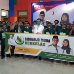 DEKLARASI: Kelana Aprilianto bersama pengurus Sidoarjo Muda Berkelas saat dukung Kelana-Astutik, Rabu (27/10). foto: MUSTAIN/ BANGSAONLINE