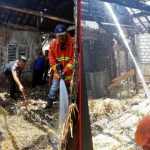 Kondisi rumah berisi jerami milik Lasmi di Desa Jatimulyo, Kecamatan Plumpang, Kabupaten Tuban, usai dilalap api.