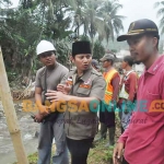 Bupati Arifin (tengah) saat meninjau lokasi banjir bandang di desa Masaran. Foto: Herman Subagyo/BANGSAONLINE.com