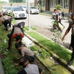 Kapolresta Sidoarjo Kombes Pol. Sumardji saat memimpin kurve para anggotanya di mapolres setempat.