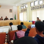 Aliansi Pemuda Peduli Bangkalan (APPB) ketika diterima oleh Kasi Pidum Chairul Arifin (kanan) dan Kasi Pidsus Moh. Iqbal di Aula Kejari Bangkalan, Rabu (25/9).