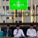 Pj Ketua PWNU Jatim, KH Abdul Hakim Mahfudz atau Gus Kikin (tengah), saat konferensi pers terkait Konferwil NU Jatim XVIII. Foto: Ist