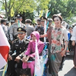 Kapolres Ngawi nekat ‘ngontel’ becak hias mengantar Iptu Romadhon bersama isteri, yang sebelumnya menjabat Kepala Pos Polsek Gerih.