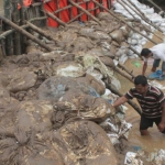 Tanggul sementara yang dibuat warga untuk menutup luapan air sungai. foto: BAMBANG/ BANGSAONLINE