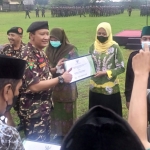 Bupati Pasuruan Irsyad Yusuf saat menyerahkan bantuan keuangan desa, belum lama ini.