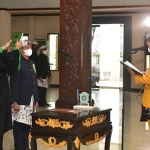 Bupati Yuhronur mengambil sumpah jabatan sekda terhadap Moh. Nalikan. (foto: ist)