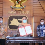 Prosesi MoU pembentukan Jatim Coorporate University dilakukan secara Virtual bersama Menpan RB Tjahjo Kumolo dan Kepala LAN Dr. Adi Suryanto di kantor masing-masing. Sementara Gubernur Khofifah di Gedung Negara Grahadi, Surabaya, Selasa (29/12). foto: ist.