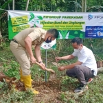 Lurah Gladak Anyar, Bagus Irawan saat melakukan penanaman bibit pohon secara simbolis bersama perwakilan FIF.