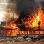 Dua rumah dan kandang ternak beserta isinya yang hangus dilalap si jago merah. (foto: ist)