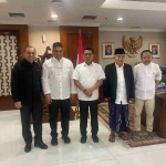 Prof Dr KH Asep Saifuddin Chalim, MA (pakai jas dan kopiah hitam), saat mengundang Kepala Staf Presiden Jenderal TNI (Purn) Moeldoko (tengah, baju putih berkacamata)  di kantornya di Gedung Bina Graha Jalan Veteran 16 Jakarta Pusat, Selasa (6/6/2023). Tampak Kiai Asep didampingi Habib Abu Bakar Asegaf (nomor dua dari kiri), M Mas