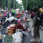 Petugas satpol PPsaat menertibkan para pedagang yang berjualan di trotoar depan Pasar Baru Gresik. Foto: SYUHUD/ BANGSAONLINE