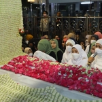 Gubernur Jawa Timur Khofifah Indar Parawansa tampak khusyuk memanjatkan dzikir dan doa di depan Maqbarah Sunan Ampel atau Raden Rahmat Rahmatullah, Jumat (18/3) malam. foto: Devi Fitri Afriyanti