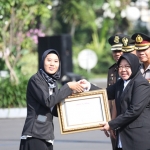 Wali Kota Risma saat memberikan penghargaan kepada salah satu guru. Foto: ist