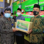 Kombes Arman Asmara Syarifudin menyerahkan 25 ribu masker kepada perwakilan pondok pesantren di Banyuwangi.