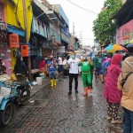 New Man sedang beraksi di Pasar Pabean, Surabaya. (foto: ist)