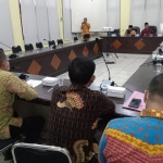 Pembahasan R-APBD digelar secara tertutup di Ruang Rapat Banggar DPRD Bangakalan, Kamis (11/11/2021).