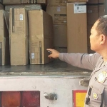 Polisi Ngawi saat melakukan olah TKP pada truk yang digarong pencuri. 