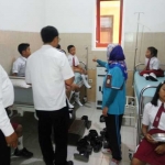 Beberapa korban keracunan SD saat di Puskesmas. 