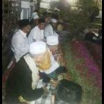 KH Hasyim Muzadi bersama para Kiai di makam Hadratussyaikh Hasyim Asyari, KH A Wahid Hasyim, KH Abdurrahman Wahid (Gus Dur). (foto: BANGSAONLINE)