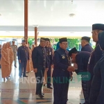 Bupati Blitar Rijanto menyalami pejabat yang dilantik. foto: AKINA/ BANGSAONLINE