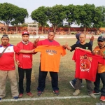 Korlap Persekabpas Pasuruan Hendry Sulfianto dan Korlap Deltas Sidoarjo Yoyok saat bertukar tali asih baju persaudaraan kedua belah pihak di Stadion R. Sudarsono Pogar Bangil, Minggu (26/8/2018). Foto: ANDY F/BANGSAONLINE