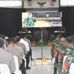 Kapolda Jawa Timur Irjen Pol. Mohammad Fadil Imran bersama Pangdam V/Brawijaya Mayjend TNI Suharyanto dan Pangkoarmada II Laksamana Muda TNI I. N.G. Sudihartawan saat berkunjung ke Polres Tuban, Senin (9/11/2020). (foto: ist)