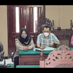 Ani Kasanah alias Anang Sutomo (kiri) didampingi pengacaranya saat mengikuti sidang pembacaan putusan oleh Hakim Tunggal Adika Budi Prasetyo, dalam sidang di PN Kabupaten Kediri, Kamis (8/7). foto: MUJI HARJITA/ BANGSAONLINE