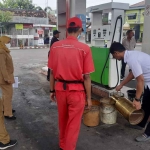 Petugas saat melakukan proses tera ulang pada salah satu SPBU di Kota Kediri. Foto: Ist