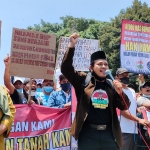 Korlap aksi, Rahmat Mahmudi, saat melakukan orasi di depan Kantor Pemerintah Kabupaten Kediri. foto: MUJI HARJITA/ BANGSAONLINE.com