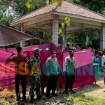 Tim Laboratorium Forensik Polda Jatim dan Polres Sampang saat melakukan autopsi di kuburan korban. Foto: MUTAMMIM/ BANGSAONLINE