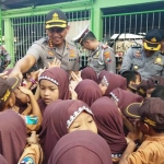 Kapolresta Sidoarjo Kombes Pol Zain Dwi Nugroho, diserbu ratusan murid Madrasah Ibtidaiyah (MI) Darul Ulum, Tambakrejo, Waru, Jumat (29/11).