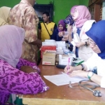 Salah seorang warga saat sedang diperiksa dokter. foto: SUWANDI/ BANGSAONLINE