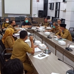 Komisi I DPRD Gresik saat hearing terkait hasil penjaringan Kasi Pemerintahan Desa Munggugebang Kecamatan Benjeng, Selasa (25/5) kemarin. foto: SYUHUD/ BANGSAONLINE