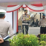 Kapolres Mojokerto Kota, AKBP. Wiwit Adisatria saat membacakan amanat Kapolri dalam apel pasukan persiapan Operasi Lilin Semeru 2022, di Lapangan Mahapatih Gajah Mada, Kamis (22/12/2022).