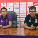 Pelatih Persik Joko Susilo (berkacamata) dengan salah satu pemain Persik, saat jumpa pers usai pertandingan. foto: MUJI HARJITA/ BANGSAONLINE