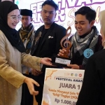 Ketua Tim Penggerak Pemberdayaan Kesejahteraan Keluarga (TP PKK) Eriani Annisa Hanindhito, saat menyerahkan hadiah secara simbolis. Foto: Ist.