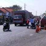 Kondisi perempatan jalan Raya Duduksampeyan yang sempit dan padat kendaraan. foto: SYUHUD/ BANGSAONLINE