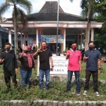 Koordinator EPPI Beny Prastya (kanan) bersama aktivis lingkungan dan Perangkat Desa Senden, usai koordinasi. (foto: ist)